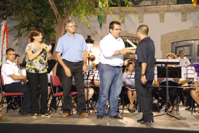 entregadetrofeoporlaconcejaladeculturagemmagarridoyelalcaldeantoniojessaldirectorfcojaviercorralbandademsicadeelpadul.jpg