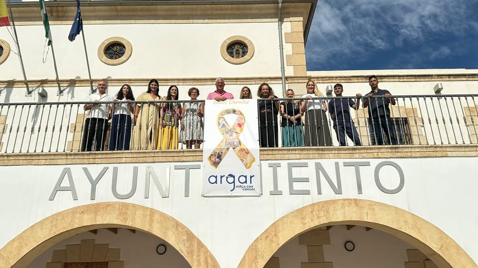 Con motivo del mes de concienciación sobre el cáncer infantil, el Ayuntamiento de Huércal de Almería ha recibido a la Asociación de Padres de Niños con Cáncer ARGAR