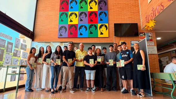 ¡1.200 agendas ya están en manos de los alumnos y profesores del IES Carmen de Burgos y del IES Jairán!